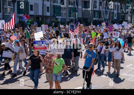 San Diego, Kalifornien, USA. Oktober 2025. Hunderte von Demonstranten marschieren durch die Innenstadt mit amerikanischen und mexikanischen Flaggen und halten während des Protests „No Kings“ Schilder zur Verteidigung der Demokratie und der Rechte von Einwanderern. (Kreditbild: © Alvaro Diaz/ZUMA Press Wire) NUR REDAKTIONELLE VERWENDUNG! Nicht für kommerzielle ZWECKE! Stockfoto