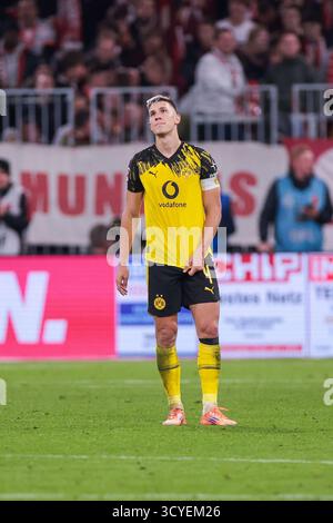 18.10.2025, 1. Bundesliga, 7. Spieltag, FC Bayern München - Borussia Dortmund, Nico Schlotterbeck (Borussia Dortmund), Foto: Dennis Ewert/RHR-Foto Stockfoto