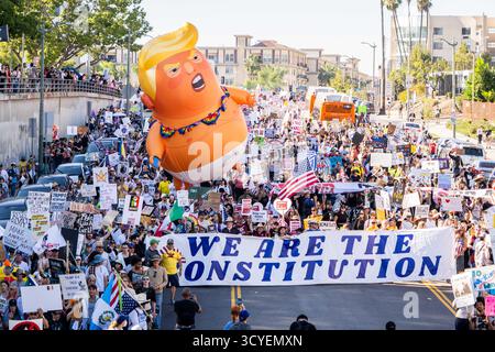 Los Angeles, Kalifornien, USA. Oktober 2025. Menschen protestieren gegen die Trump-Regierung in der Innenstadt von Los Angeles während der landesweiten No King-Proteste am Samstag. (Kreditbild: © Justin L. Stewart/ZUMA Press Wire) NUR REDAKTIONELLE VERWENDUNG! Nicht für kommerzielle ZWECKE! Stockfoto