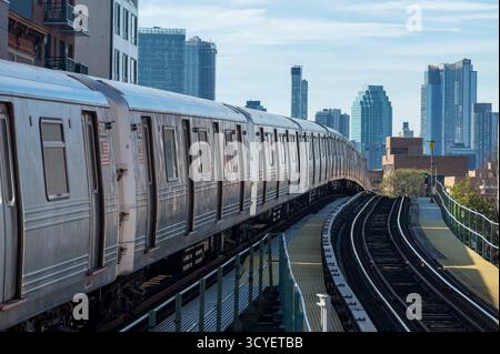 NEW YORK, NEW YORK - 23. AUGUST: Ein MTA-U-Bahn-Zug am Astoria Blvd. U-Bahn-Station am 18. Oktober 2025 im Queens Borough von New York City Stockfoto