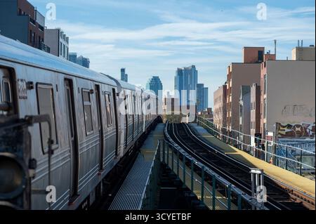 NEW YORK, NEW YORK - 23. AUGUST: Ein MTA-U-Bahn-Zug am Astoria Blvd. U-Bahn-Station am 18. Oktober 2025 im Queens Borough von New York City Stockfoto