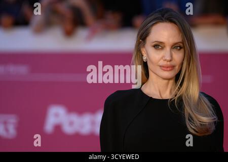 Rom, Italien. Oktober 2025. Angelina Jolie besucht den roten Teppich „Couture“ während des 20. Rom Film Festivals im Auditorium Parco della Musica in Rom (Italien) am 18. Oktober 2025. Quelle: Insidefoto/Alamy Live News Stockfoto