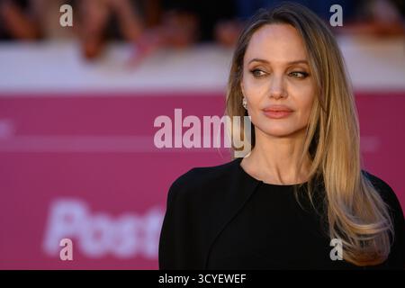 Rom, Italien. Oktober 2025. Angelina Jolie besucht den roten Teppich „Couture“ während des 20. Rom Film Festivals im Auditorium Parco della Musica in Rom (Italien) am 18. Oktober 2025. Quelle: Insidefoto/Alamy Live News Stockfoto