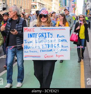 Keine Kings protestieren am Times Square, New York City. Marsch gegen Donald Trump Autoritarismus. Stockfoto