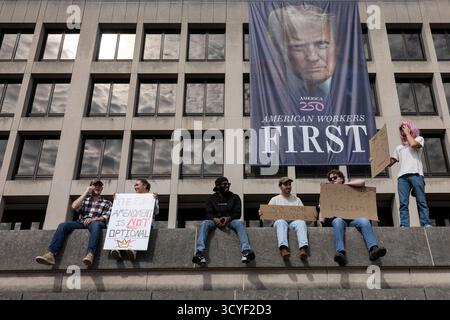 Washington, District of Columbia, USA. Oktober 2025. Demonstranten versammeln sich in der Nähe des Kapitols während der nationalen Kundgebung „No Kings“ in Washington, DC, am 18. Oktober 2025. Die Demonstranten marschierten im Rahmen eines koordinierten Aktionstages in allen 50 staaten und sprachen sich gegen Präsident Donald Trump und dessen, was sie als autoritäre Bedrohung der amerikanischen Demokratie bezeichnen, aus. (Kreditbild: © Mehmet Eser/ZUMA Press Wire) NUR REDAKTIONELLE VERWENDUNG! Nicht für kommerzielle ZWECKE! Stockfoto