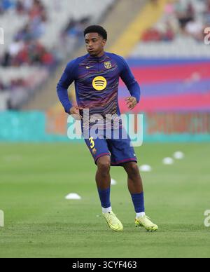Sabadell, Barcelona, Spanien. Oktober 2025. Barcelona Spanien 18.10.2025 Alejandro Balde (FC Barcelona) Gesten während der La Liga EA Sports zwischen FC Barcelona und Girona FC beim Estadi Olimpic Lluis Companys am 18. Oktober 2025 in Barcelona. (Kreditbild: © Xavi Urgeles/ZUMA Press Wire) NUR REDAKTIONELLE VERWENDUNG! Nicht für kommerzielle ZWECKE! Quelle: ZUMA Press, Inc./Alamy Live News Stockfoto