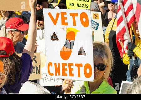 Während einer politischen Demonstration im Zentrum von Tucson, Arizona, am 18. Oktober 2025 halten Demonstranten „No Kings“-Schilder. Stockfoto