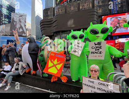Demonstranten in aufblasbaren Kostümen bei der „No Kings“-Kundgebung in New York City am 18. Oktober 2025. Im ganzen Land fanden massive Proteste statt, die gegen die Regierung von Präsident Donald Trump und gegen DIE EISATTACKEN gerichtet waren. Stockfoto