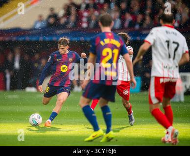 Barcelona, Spanien. Oktober 2025. Fermin Lopez (L) von Barcelona dreht während des Fußballspiels La Liga zwischen Barcelona und Girona in Barcelona, Spanien, 18. Oktober 2025. Quelle: Joan Gosa/Xinhua/Alamy Live News Stockfoto