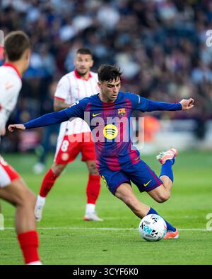 Barcelona, Spanien. Oktober 2025. Pedri von Barcelona schießt beim Fußballspiel La Liga zwischen Barcelona und Girona am 18. Oktober 2025 in Barcelona, Spanien. Quelle: Joan Gosa/Xinhua/Alamy Live News Stockfoto