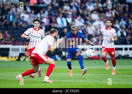 Barcelona, Spanien. Oktober 2025. Lamine Yamal (2. R) von Barcelona schießt während des Fußballspiels La Liga zwischen Barcelona und Girona in Barcelona, Spanien, 18. Oktober 2025. Quelle: Joan Gosa/Xinhua/Alamy Live News Stockfoto