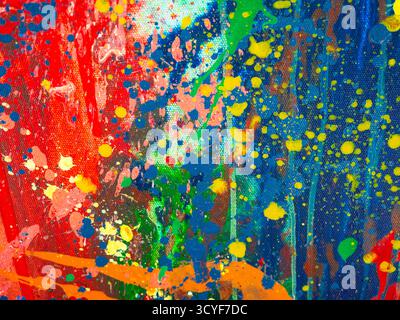 Abstrakt lebendiger Farben, die über die Leinwand gespritzt werden Stockfoto