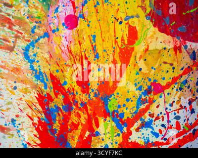 Abstrakt lebendiger Farben, die über die Leinwand gespritzt werden Stockfoto