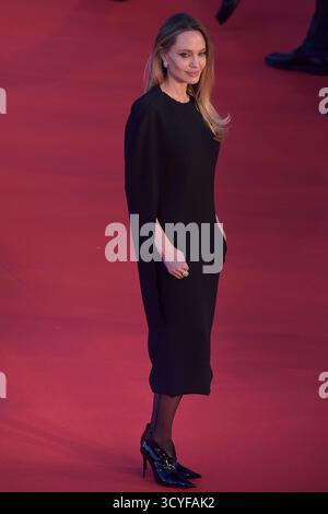 Rom, Italien. Oktober 2025. ROM, ITALIEN - 18. OKTOBER: Angelina Jolie besucht den roten Teppich „Couture“ während des 20. Rom Film Festivals im Auditorium Parco Della Musica am 18. Oktober 2025 in Rom. Quelle: dpa/Alamy Live News Stockfoto