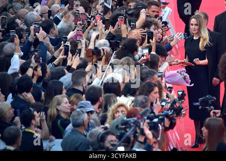 Rom, Italien. Oktober 2025. ROM, ITALIEN - 18. OKTOBER: Angelina Jolie besucht den roten Teppich „Couture“ während des 20. Rom Film Festivals im Auditorium Parco Della Musica am 18. Oktober 2025 in Rom. Quelle: dpa/Alamy Live News Stockfoto