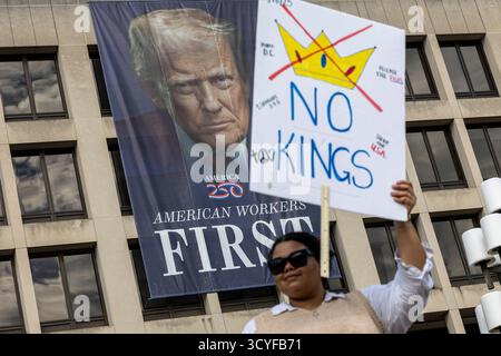 Washington, District of Columbia, USA. Oktober 2025. Demonstranten versammelten sich in der Nähe des Kapitols während der nationalen „No Kings“-Kundgebung in Washington, DC. Demonstranten marschierten als Teil eines koordinierten Aktionstages in allen 50 staaten und brachten Widerstand gegen Präsident Donald Trump und dessen zum Ausdruck, was sie als autoritäre Bedrohung der amerikanischen Demokratie bezeichnen. (Kreditbild: © Mehmet Eser/ZUMA Press Wire) NUR REDAKTIONELLE VERWENDUNG! Nicht für kommerzielle ZWECKE! Stockfoto