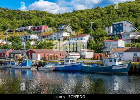 Petty Harbour, NL, Kanada - 9. August 2024: Fischerboote in Petty Harbour, Neufundland Stockfoto
