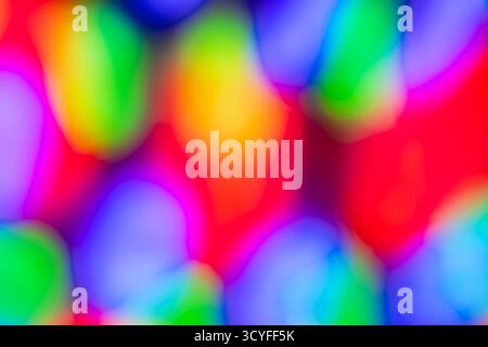 Blaues, grünes und rotes Bokeh – abstrakter Feiertagshintergrund mit defokussierten Lichtern der Weihnachtsgirlande Stockfoto