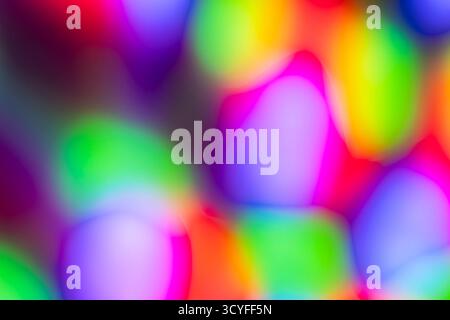 Blaues, grünes und rotes Bokeh – abstrakter Feiertagshintergrund mit defokussierten Lichtern der Weihnachtsgirlande Stockfoto