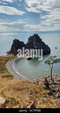 Shamanka Rock auf der Insel Olchon, Baikalsee, Sibirien, Russland Stockfoto