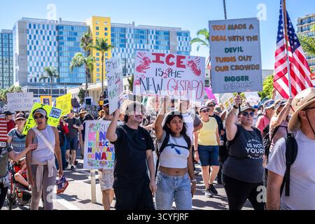 Demonstranten marschieren durch die Innenstadt von San Diego mit Plakaten, die EIS und Autoritarismus während der Demonstration kritisch kritisieren. Demonstranten versammelten sich in der Innenstadt von San Diego, Kalifornien, um an den landesweiten „No Kings“-Demonstrationen teilzunehmen. Auf dem Marsch vom Civic Center Plaza zum Waterfront Park äußerten sich die Teilnehmer gegen den Autoritarismus der Regierung und die jüngste Bundespolitik unter Präsident Donald Trump. Der Protest, einer von Hunderten in den Vereinigten Staaten, enthielt Banner, Gesänge und Aufführungen, die Demokratie, Gleichheit und Meinungsfreiheit forderten. Die Veranstaltung blieb friedlich Stockfoto