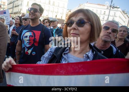 Madrid, Spanien. Oktober 2025. Ein Demonstrant trägt während der Demonstration ein T-Shirt mit dem Gesicht des ehemaligen US-Präsidenten Barack Obama. Während der Demonstration "No Kings" protestierte er gegen US-Präsident Donald Trump und seine Regierung in der Puerta del Sol in Madrid. Quelle: SOPA Images Limited/Alamy Live News Stockfoto