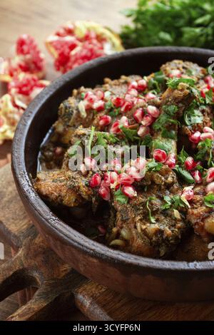 Guruli, georgianisches Huhn, mit Walnüssen, gedünstet in Wein und Gewürzen, gurianisches Huhn, hausgemacht, keine Leute Stockfoto
