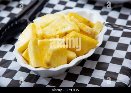 Ein Blick auf eine Schüssel mit geschnittener Ananas. Stockfoto