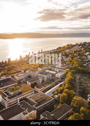 Sonnenlicht überflutet eine urbane Landschaft mit Blick auf den See und die umliegenden Gebäude, Ueberlingen, Bodensee, Deutschland Stockfoto