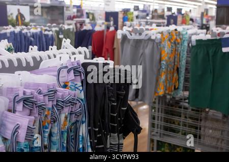 Eine Ansicht der Kleidung, die in einem lokalen Bekleidungsgeschäft ausgestellt wird. Stockfoto