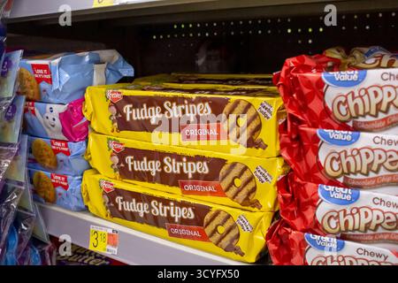 Los Angeles, Kalifornien, USA - 02-01-2023: Eine Ansicht mehrerer Pakete mit Keebler Fudge Stripes Cookies, die in einem örtlichen Lebensmittelgeschäft ausgestellt werden. Stockfoto