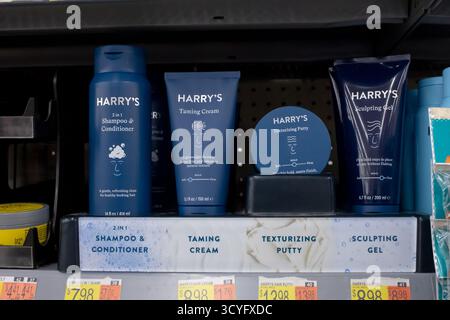 Los Angeles, Kalifornien, USA - 02-01-2023: Eine Ansicht mehrerer Harrys Herrenhaarpflegeprodukte, ausgestellt in einem lokalen Einzelhandelsgeschäft. Stockfoto