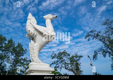 Phuket Thailand. 13. August 2025: Unter dem riesigen Himmel mit strukturierten Wolkenmustern steht die weiße Skulptur als zeitloses Symbol, ihre Präse Stockfoto