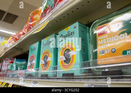 Los Angeles, Kalifornien, USA - 02-01-2023: Eine Ansicht mehrerer Pakete von Joolies Dates, ausgestellt in einem örtlichen Lebensmittelgeschäft. Stockfoto