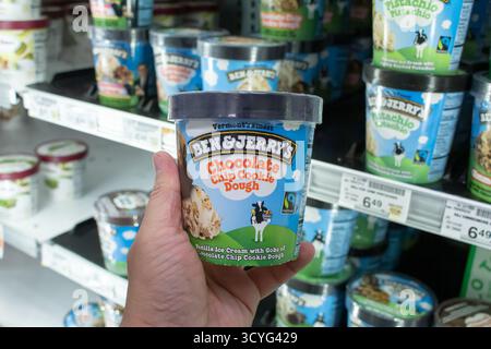 Los Angeles, Kalifornien, USA - 02-01-2023: Eine Ansicht einer Hand, die einen Karton mit Ben and Jerry's Chocolate Chip Cookie Teig Eis hält. Stockfoto