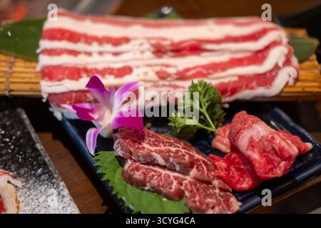 Verschiedene japanische Art geschnittenes, seltenes Rindfleisch auf dem Teller, weicher Fokus Stockfoto