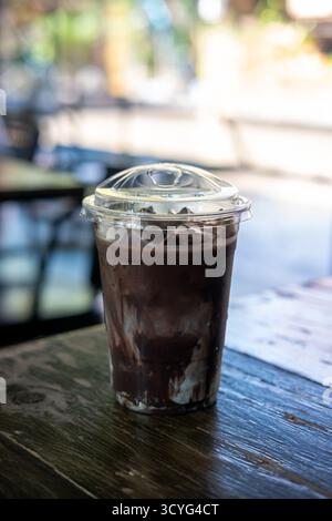 Eis-Minzschokolade mit Schlagsahne auf Holztisch Stockfoto