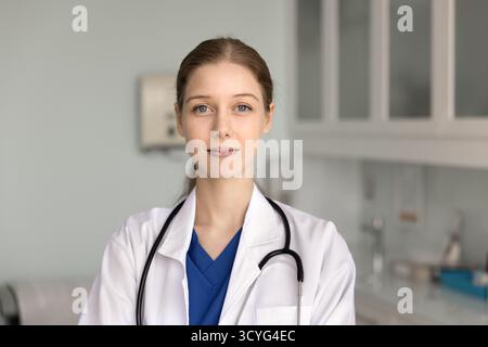 Kopfaufnahme Nahporträt einer glücklichen Krankenschwester oder Praktikantin Stockfoto