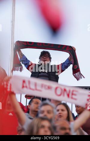 Fans während der Hymnen vor dem Major League Soccer Spiel zwischen Orlando City SC und Toronto FC im BMO Field Stadium. Am 18. Oktober 2025 in Toronto, Kanada. (Foto: Leonardo Ramirez/ Credit: Eyepix Group/Alamy Live News Stockfoto
