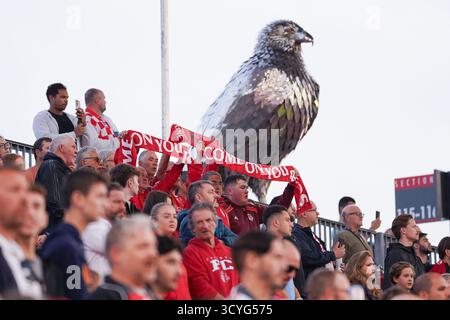 Fans während der Hymnen vor dem Major League Soccer Spiel zwischen Orlando City SC und Toronto FC im BMO Field Stadium. Am 18. Oktober 2025 in Toronto, Kanada. (Foto: Leonardo Ramirez/ Credit: Eyepix Group/Alamy Live News Stockfoto