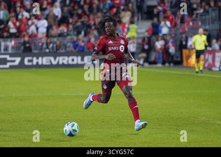 DeAndre Kerr #29 von Toronto FC treibt den Ball während des Major League Soccer Matches zwischen Orlando City SC und Toronto FC im BMO Field Stadium nach vorne. Am 18. Oktober 2025 in Toronto, Kanada. (Foto: Leonardo Ramirez/ Credit: Eyepix Group/Alamy Live News Stockfoto