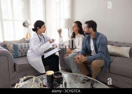 Selbstbewusste junge Ärztin besucht Ehepaar zur Beratung Stockfoto