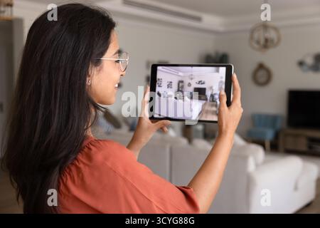 Vermieterin macht virtuelle Tour, Videopräsentation für Mietwerbung Stockfoto