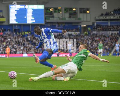 Brighton, Großbritannien. Oktober 2025. Brighton, England, 18. Oktober 2025: Brighton & Hove Albions Yankuba Minteh (links) wird im American Express/Amex Stadium von Dan Burn (rechts) von Newcastle United angegriffen. (Foto von David Horton/Sports Press Photo) Credit: SPP Sport Press Photo. /Alamy Live News Stockfoto