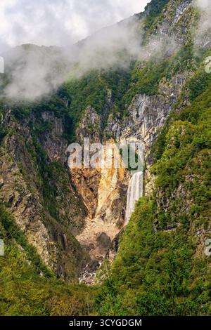 Der berühmte slowenische Wasserfall Boka in den Julischen Alpen im Triglav Nationalpark. Boka-Wasserfall in karstalpiner Landschaft. Naturwasserfall, einer der Stockfoto