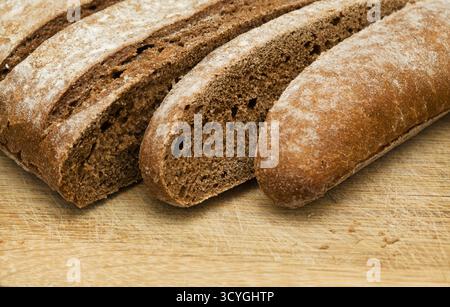 Roggenbrot mit Schnitten auf der Oberseite Stockfoto