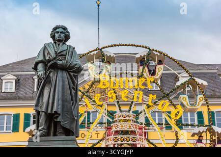 Statue von Beethoven und Riesenrad auf dem weihnachtsmarkt in Bonn Stockfoto