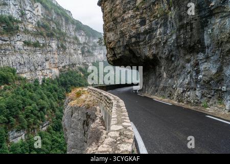 D531, eine Balkonstraße durch die Gorges de la Bourne in Vercors, Frankreich Stockfoto