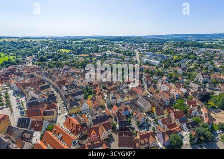Ein Blick aus der Vogelperspektive auf die malerische Stadt Ellwangen im Jagsttal im Landkreis Ostalb in Baden-Württemberg Stockfoto