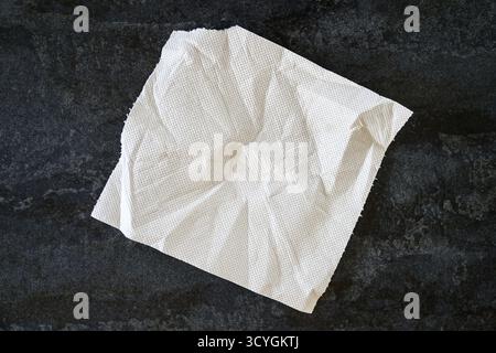 Taschentücher auf Holztisch, fotografiert von oben. Draufsicht. Stockfoto
